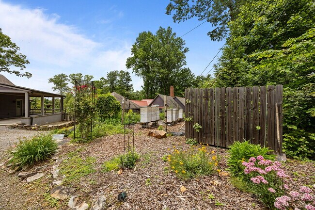Building Photo - Charming Furnished Estate with Full-Servic...
