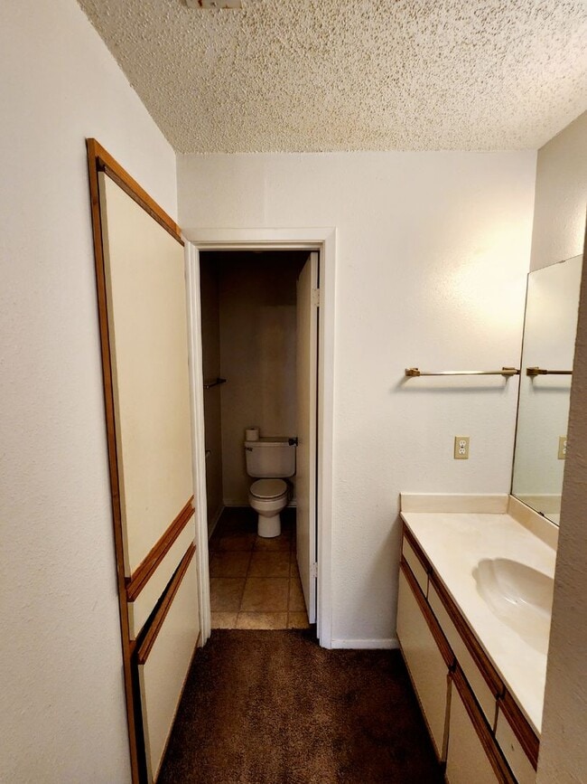 Building Photo - Affordable duplex in convenient location!