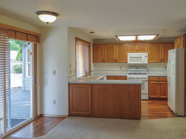 Building Photo - Charming 3 bedroom 2 bathroom home availab...