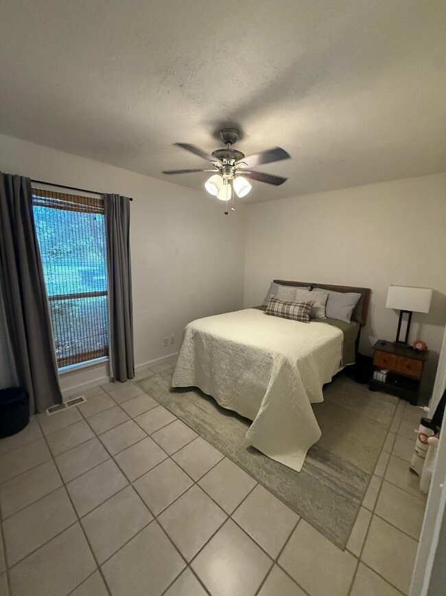 Building Photo - 3 Bed 2 Bath Home For Lease August 1!
