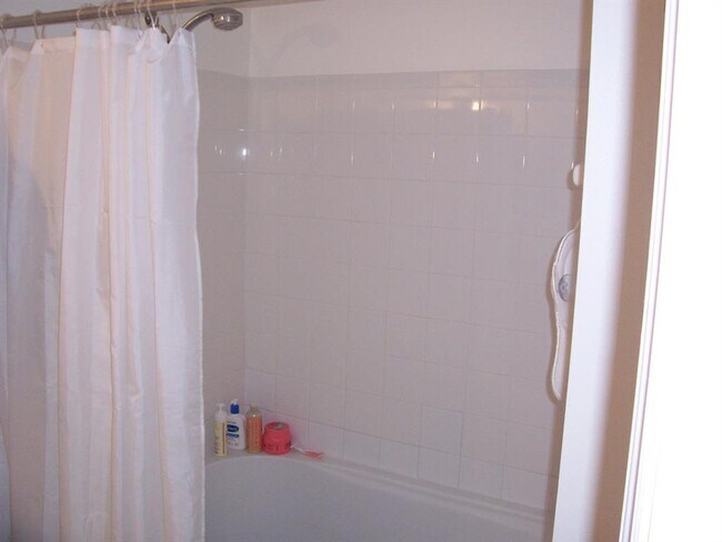 Building Photo - 615 Villa Cir