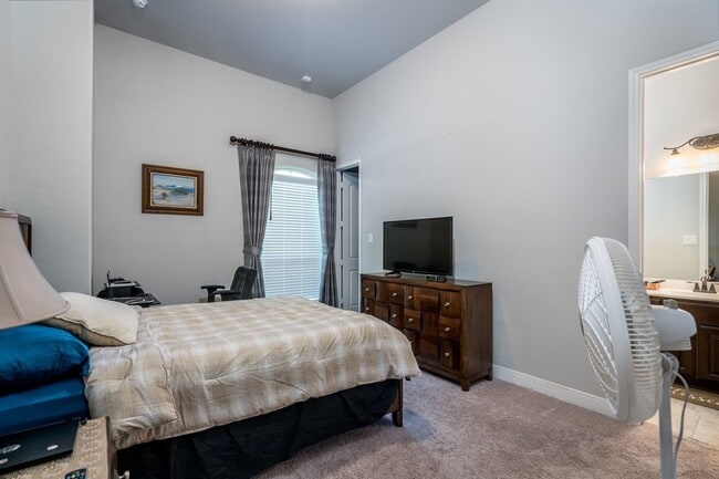 Building Photo - 10410 Southern Hawker