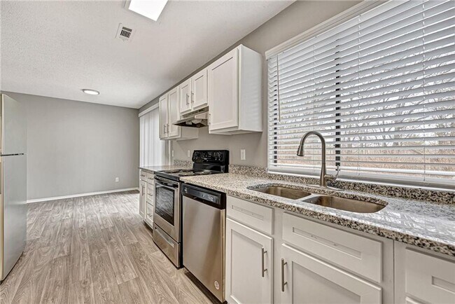 Building Photo - Updated 2 Bed 2 Bath Townhome located in East Fayetteville. Pool access included!