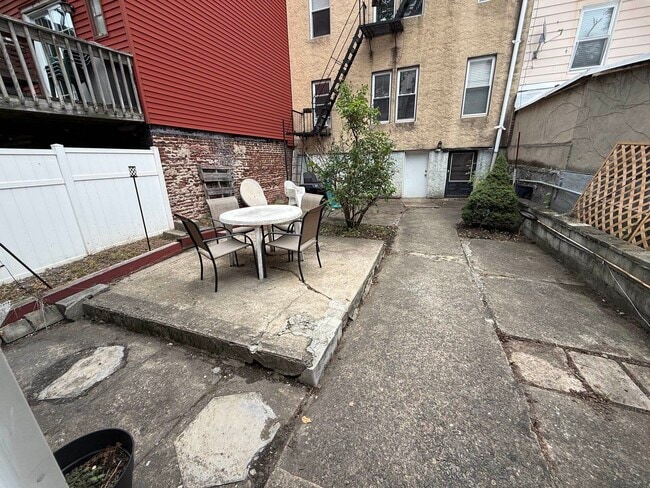 Building Photo - 612 Grand St