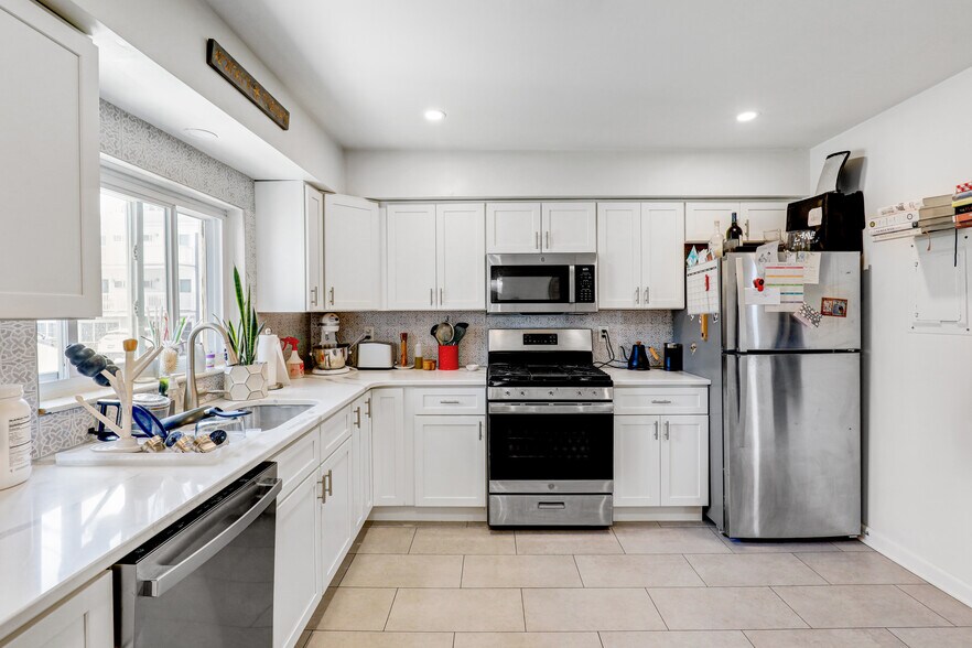New large kitchen with quartz countertops and stainless steel appliances - 606 Beach Ave