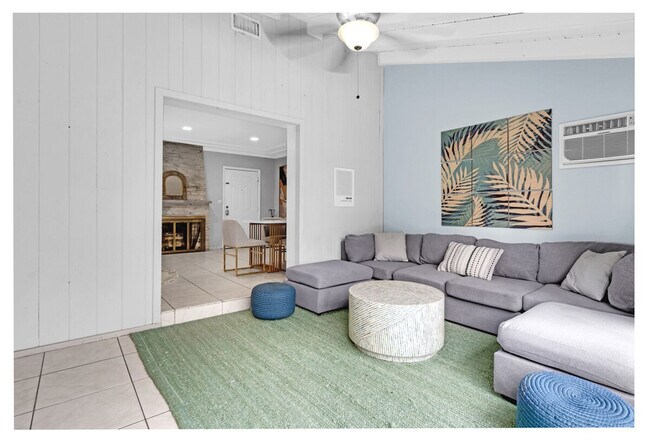 Building Photo - 425 NE 105th St