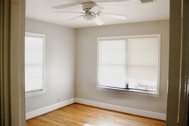 Building Photo - 1002 Waltway Dr