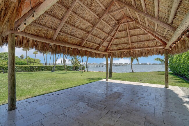 Building Photo - 930 S Lakeside Dr