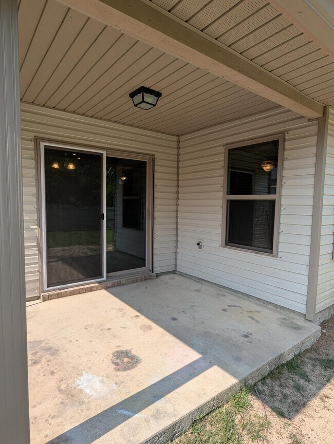 Building Photo - 8450 Island Dr