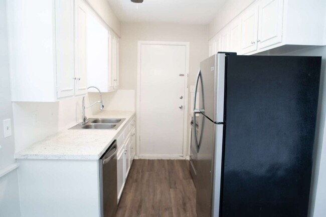 Building Photo - Updated 3 Bed 2 Bath Duplex!!