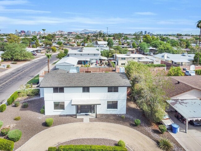 Building Photo - 6 Bedroom! 4 1/2 BATHS!  ASU! Diving Pool! Less than 1 mile to campus