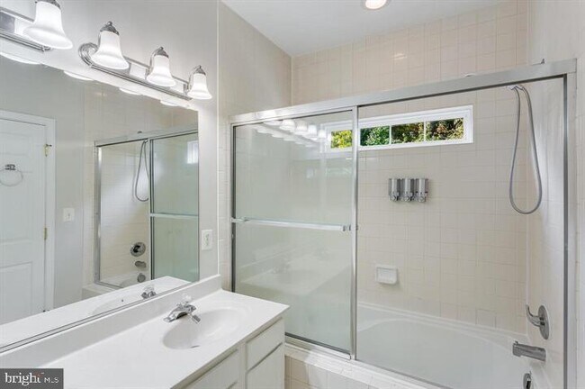 Building Photo - 110 Riverwatch Dr