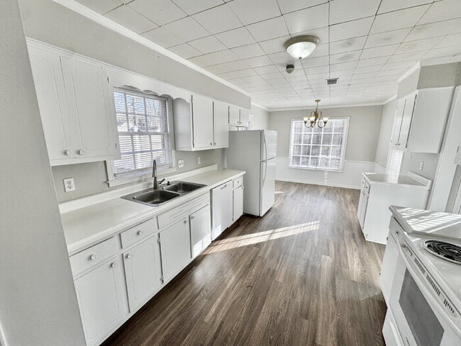 Building Photo - 6843 Amersham Dr