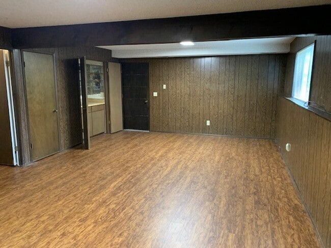 Building Photo - Kenmore House / RENT SPECIAL