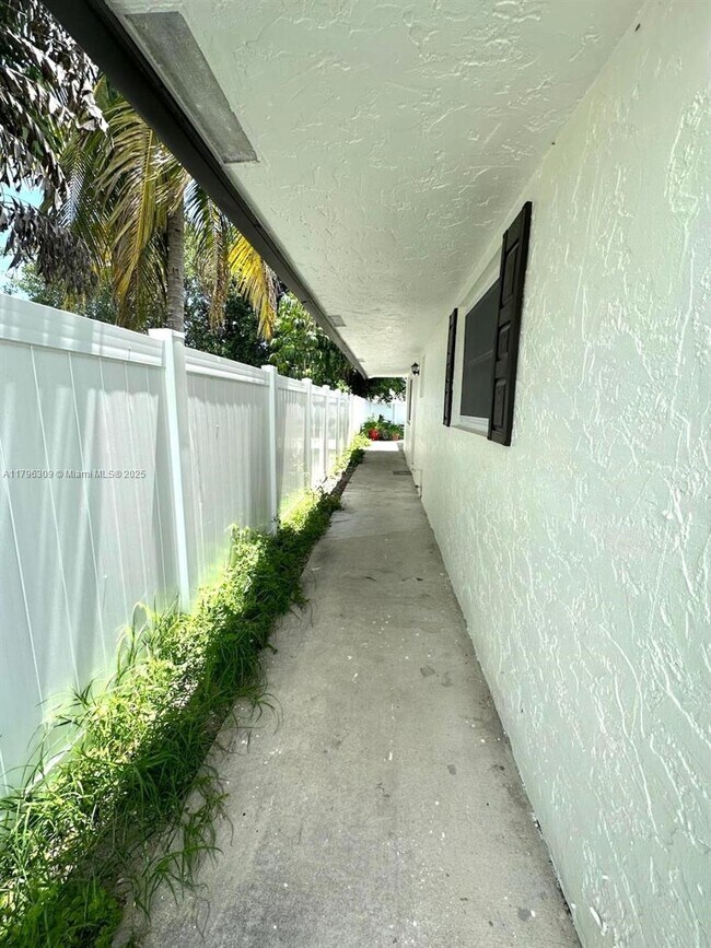 Building Photo - 5160 SW 26th Ave