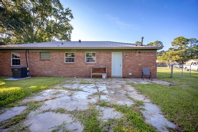 Building Photo - 3 Bed 1 Bath Home In Pascagoula - New Appliances
