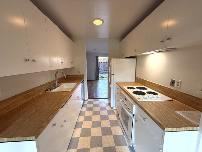 Building Photo - SPACIOUS 3 BEDROOM CONDO IN THE MEADOWS HOA – TERRA LINDA