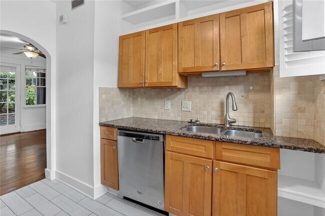 Building Photo - 677 Somerset Terrace NE