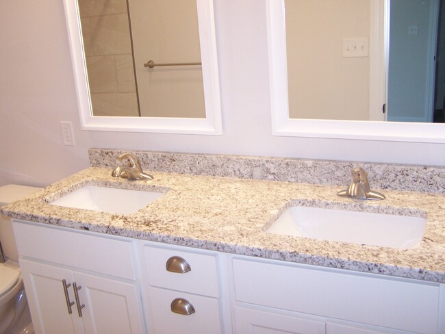 master bathroom - 122 Larkspur Dr