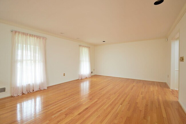 Building Photo - Sparkling and Spacious