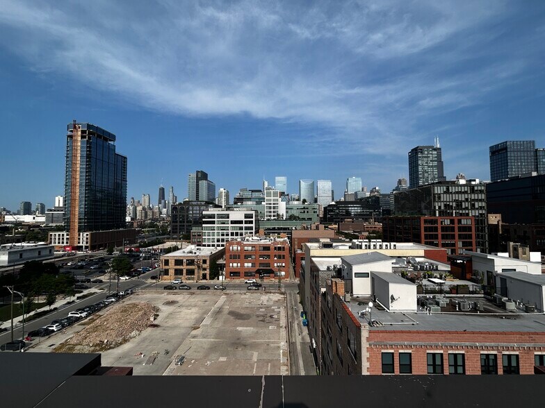 Building Photo - 312 N May St