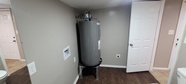 Building Photo - Cute 5 bedroom House