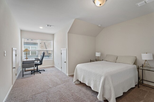 Building Photo - Townhome For Lease