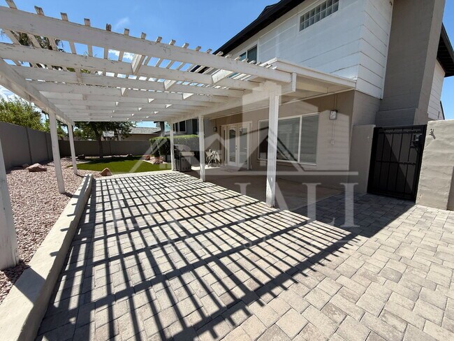 Building Photo - 811 E Chilton Dr