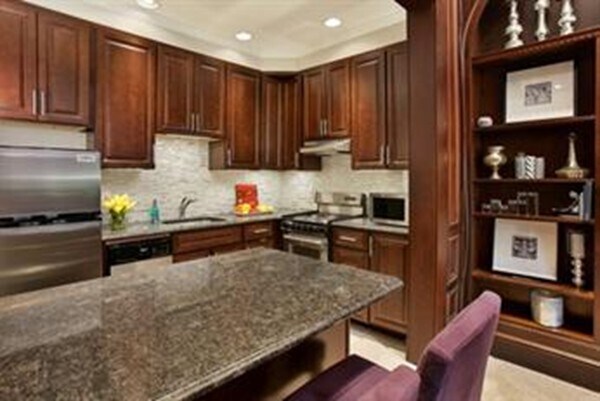 Building Photo - 367 Beacon St