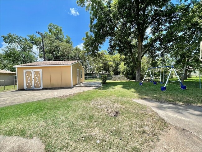 Building Photo - 1112 Southampton Dr