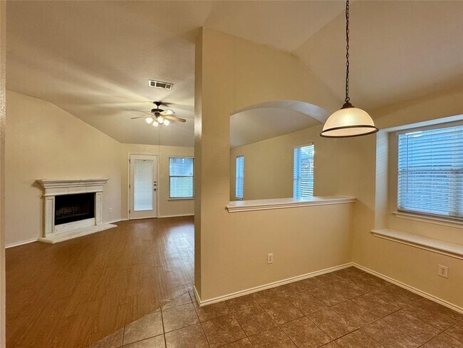 Building Photo - 227 Ashwood N