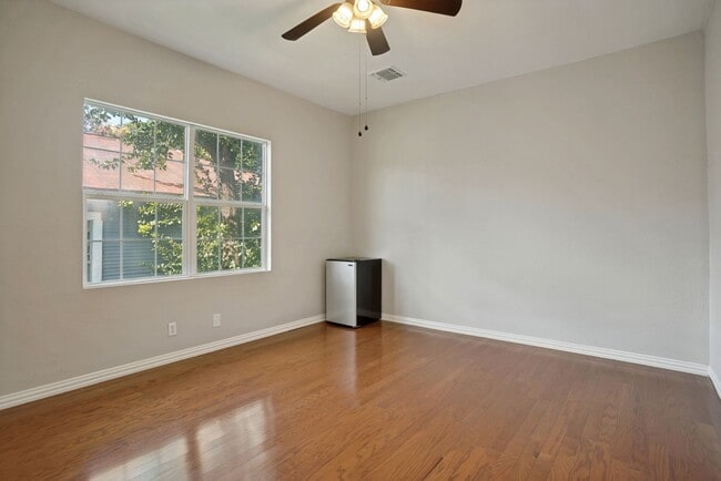 Building Photo - 2219 N Flores St