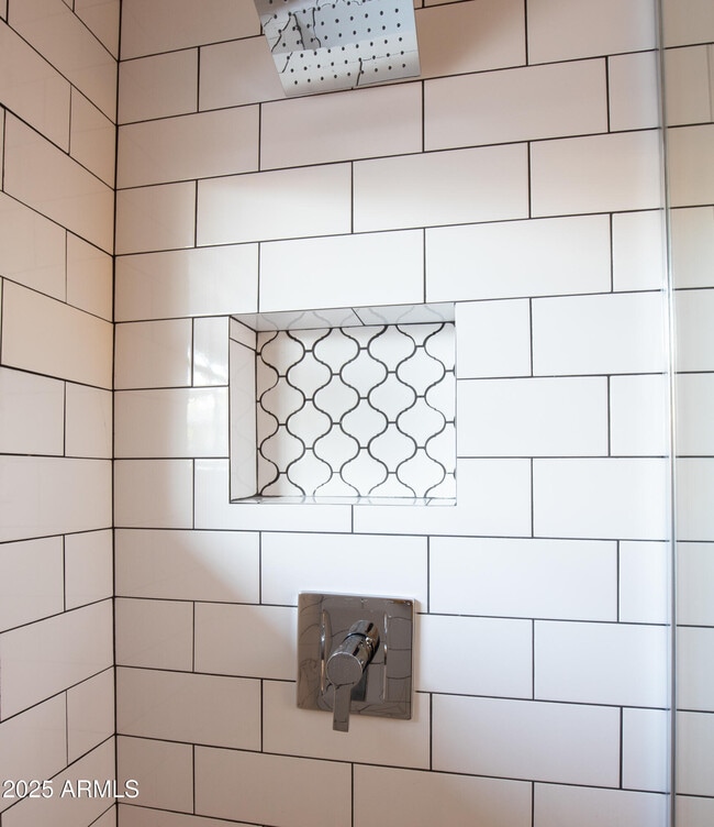 Building Photo - 2532 E Highland Ave