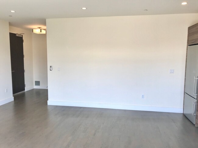 Building Photo - HIP 1BR/1BA Mission MODERN!  Laundry in Un...