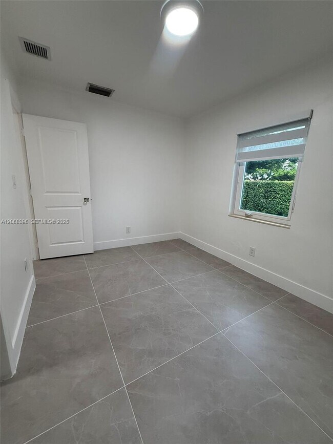Building Photo - 5530 SW 96th Ave