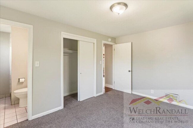 Building Photo - Your Modern, Spacious Retreat Close to Dow...