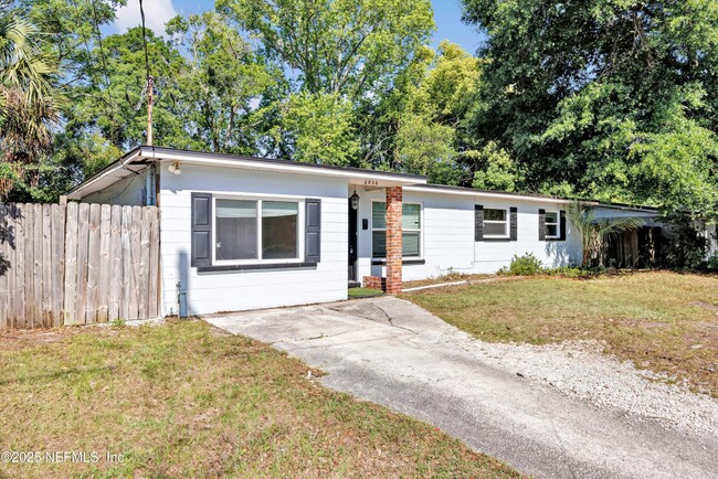 Building Photo - 2930 Wycombe Dr W