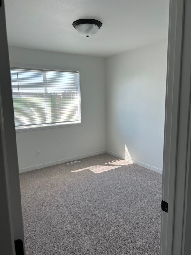 Building Photo - 3 Bed 2 Bath Single Family Home