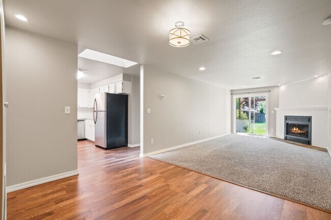 Building Photo - Prime SE Boise 3bd/2ba Townhome with 2-Car Garage