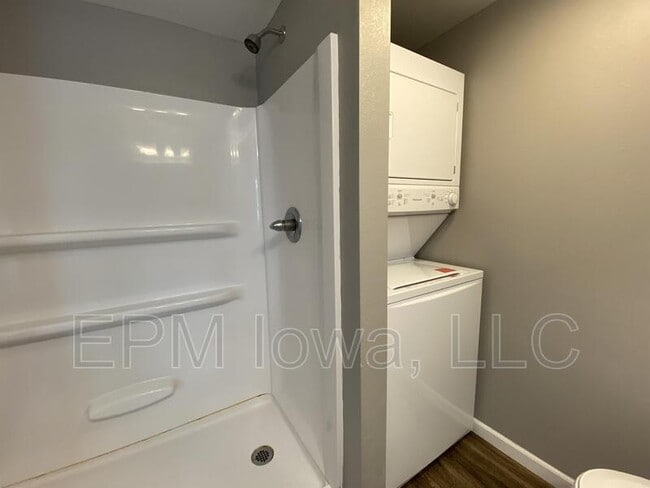 Building Photo - 609 1st St W