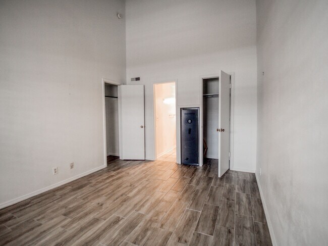 Building Photo - 11130 Stratford Dr