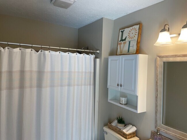 Building Photo - Quaint setting, One Level 3BR/ 2BA 2-Car Garage Condo