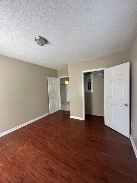 Building Photo - 407 Moir St