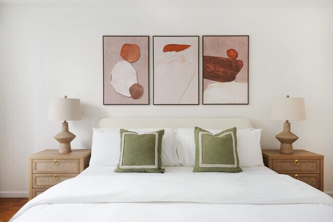 Building Photo - 350 W 43rd St