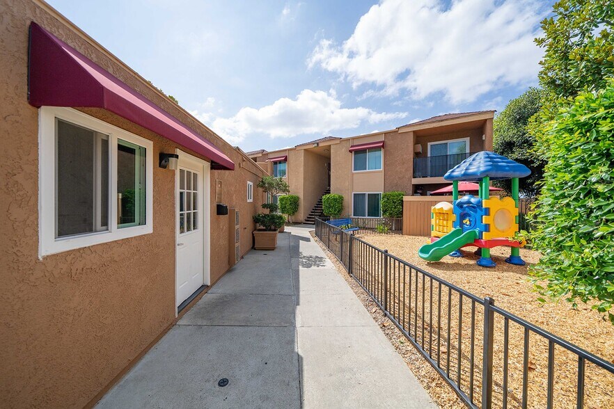 Building Photo - 1440 Oak Dr