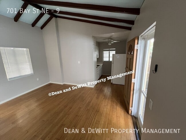 Building Photo - 701 Bay St NE