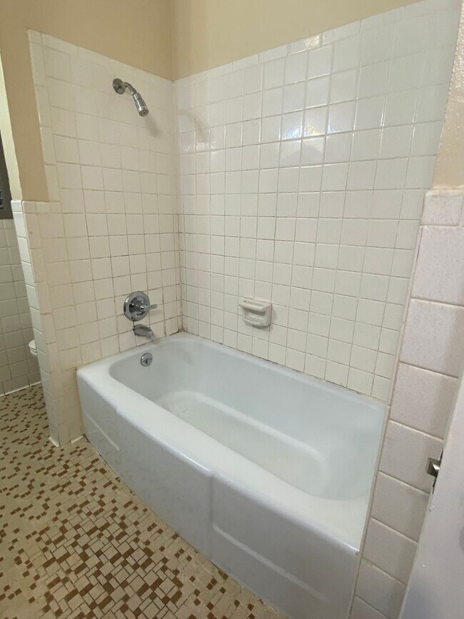 Building Photo - 3 BEDROOM NEAR BONHAM MIDDLE SCHOOL, EASY COMMUTE