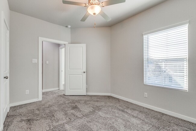 Building Photo - 3-BEDROOM TOWNHOME-STYLE DUPLEX