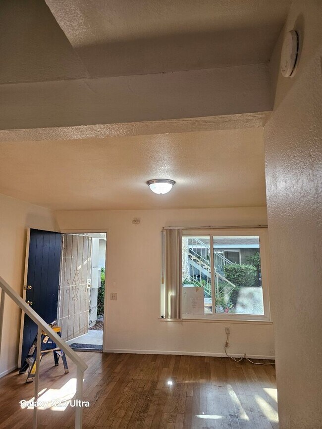 Building Photo - Santa Ana townhome style.  2 bed, 1 1/2 ba...