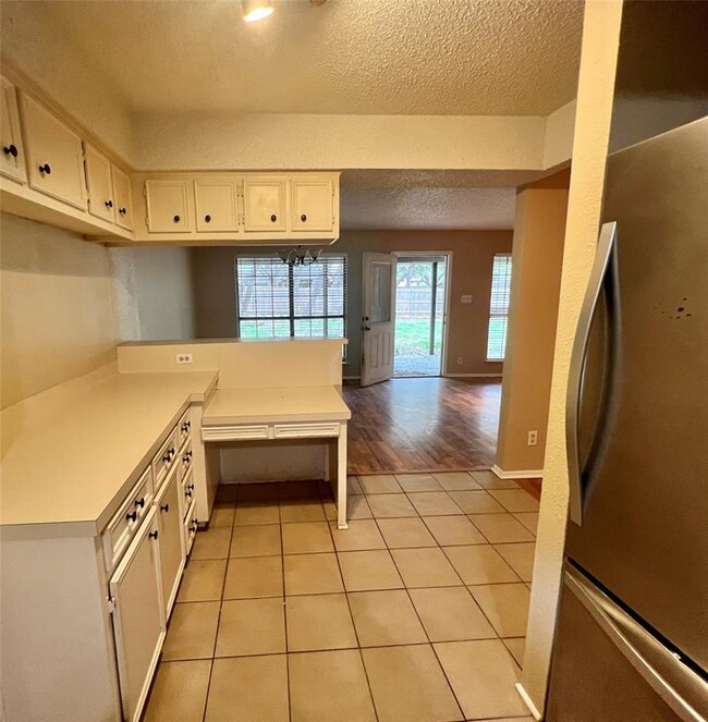 Building Photo - 2403 La Rochelle Dr